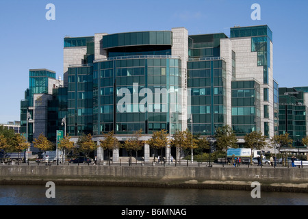 Centro internazionale di Allied Irish Bank a Dublino alla Custom House Quay, sulle rive del fiume Liffey. Foto Stock