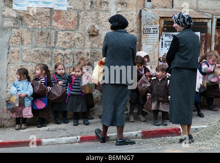 Israele Gerusalemme Mea Shearim vicinato giovani donne e bambini al di fuori di un kindergarten Foto Stock