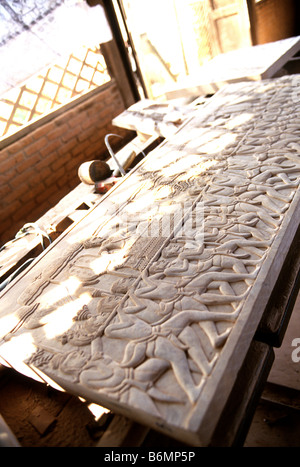 Legno bassorilievo essendo costruito da studenti selezionati da privati di famiglie a Chantier Ecoles- Siem Reap, Cambogia Foto Stock