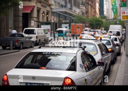 Fila di taxi in Pitt Street, nel centro di Sydney, New South Wales, Australia, in attesa di tariffe per i clienti Foto Stock