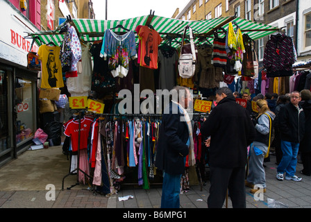 Bancarelle Petticoat Lane market nella zona est di Londra Inghilterra REGNO UNITO Foto Stock
