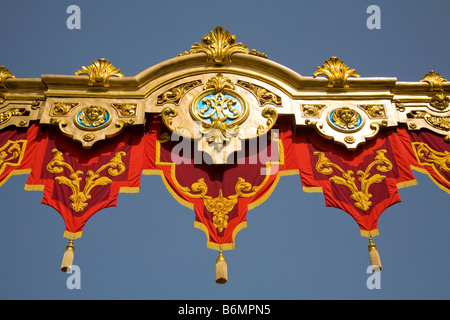 Banner colorati che celebra la festa della Natività della Madonna, Xaghra, Gozo, Malta Foto Stock