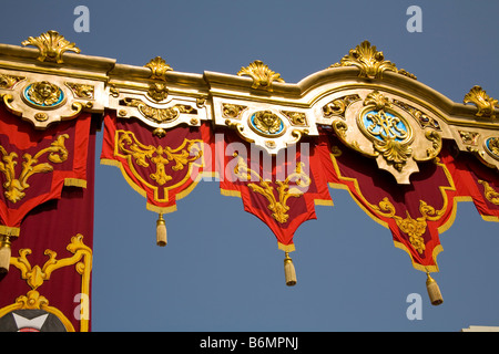 Banner colorati che celebra la festa della Natività della Madonna, Xaghra, Gozo, Malta Foto Stock