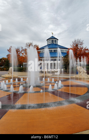 Fontana interattiva e Pavilion vecchio alloggiamento giostra nel Parco di Coolidge Chattanooga nel Tennessee Foto Stock