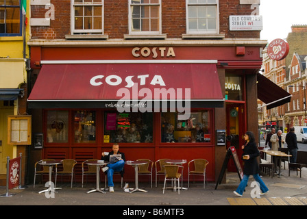 Costa cafe in Old Compton Street nel quartiere di Soho a Londra England Regno Unito Foto Stock
