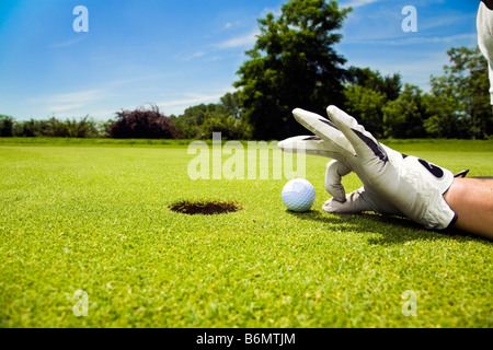 Il golfer concentrandosi sul diciottesimo foro Foto Stock