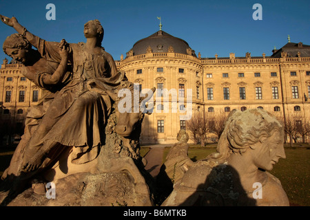 Statue nei giardini di corte di Wuerzburg Residence Sito Patrimonio Mondiale dell'UNESCO a Würzburg Baviera Germania Foto Stock