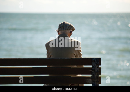 Uomo vecchio per guardare fuori ricordando e ricordando Foto Stock
