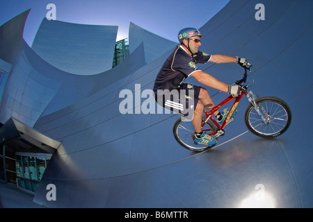 Trial Bike champion e freeride Mountain bike pioneer, Hans Rey, equitazione presso il Disney Hall di Los Angeles, California Foto Stock