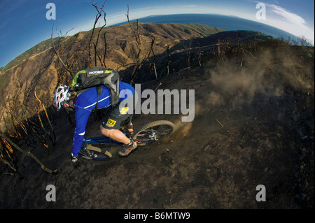 Trial Bike champion e freeride Mountain bike pioneer, Hans Rey, equitazione in Malibu, California Foto Stock