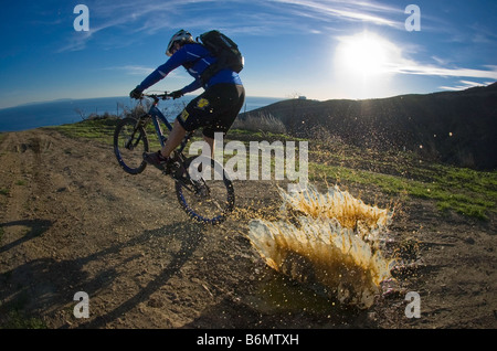 Trial Bike champion e freeride Mountain bike pioneer, Hans Rey, equitazione in Malibu, California Foto Stock