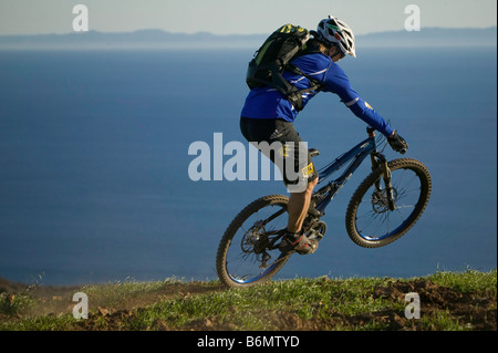 Trial Bike champion e freeride Mountain bike pioneer, Hans Rey, equitazione in Malibu, California Foto Stock