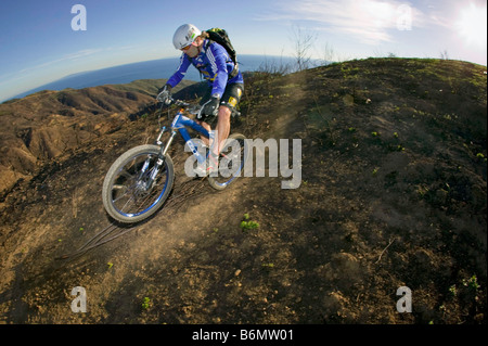 Trial Bike champion e freeride Mountain bike pioneer, Hans Rey, equitazione in Malibu, California Foto Stock