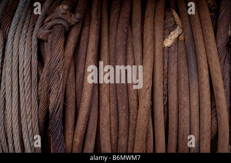 Lobster Pot e reti da pesca su Hastings spiaggia di ciottoli. Foto Stock