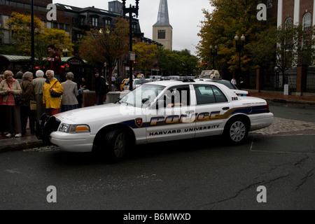 La Harvard University del Dipartimento di Polizia di auto di pattuglia presso la Harvard Square Cambridge MA Massachusetts New England USA Foto Stock