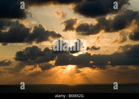 Rottura sole attraverso la mattina presto le nuvole Foto Stock