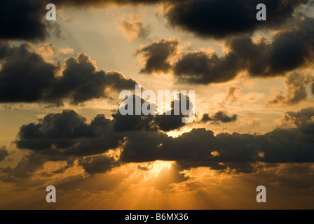 Di mattina presto lo scoppio di sole attraverso le nuvole Foto Stock
