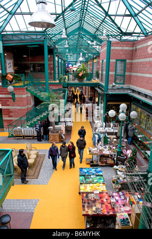 All'interno coperto il mercato delle pulci di St Ouen, a Porte de Clignancourt a Parigi Foto Stock