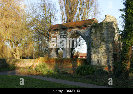 Rovine del XIV secolo gatehouse dell'Abbazia Agostiniana di Santa Croce a Waltham Abbey Essex REGNO UNITO Foto Stock