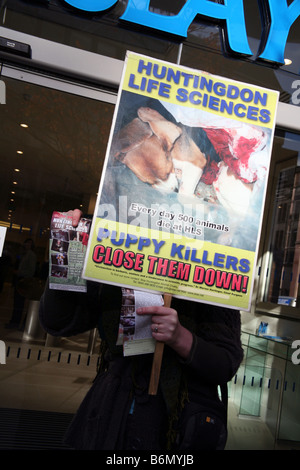 Diritti degli animali protestor al di fuori del ramo della Barclays Bank che è legata a Huntingdon Life Sciences Foto Stock