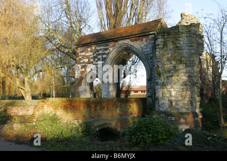 Rovine del XIV secolo gatehouse dell'Abbazia Agostiniana di Santa Croce a Waltham Abbey Essex REGNO UNITO Foto Stock