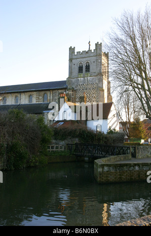 La Chiesa di Santa Croce e San Lorenzo e vicarage adottate Dicembre Waltham Abbey Essex REGNO UNITO Foto Stock
