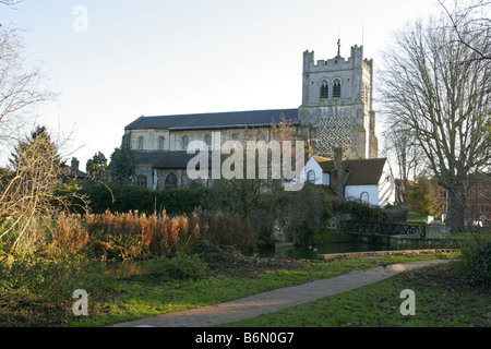 La Chiesa di Santa Croce e San Lorenzo e vicarage adottate Dicembre Waltham Abbey Essex REGNO UNITO Foto Stock