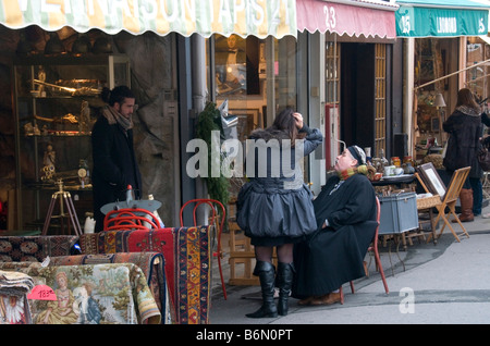 Scena di strada dal mercato delle pulci a Porte de Clignancourt, a Parigi Foto Stock