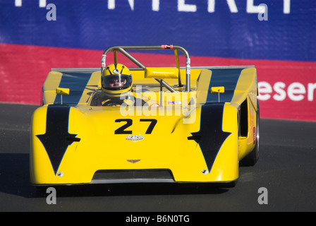 Un 1971 Chevron B19 durante il Monterey Historic Auto Race alla sommità del cavatappi di Laguna Seca, pilotato da Laurence Kessler Foto Stock