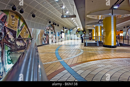 LA metropolitana di North Hollywood station viaggi in treno, MTA, LACMTA, il trasporto pubblico interno Hollywood Metro Linea Rossa Foto Stock