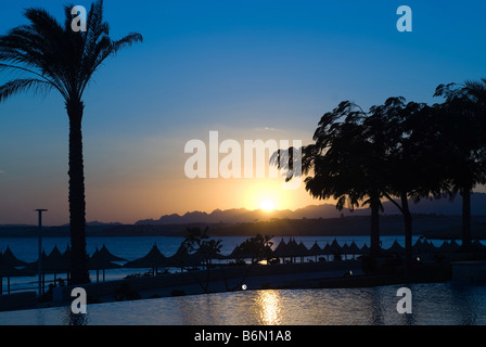 Il tramonto e la piscina a sharm el sheikh egitto Foto Stock