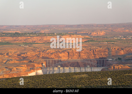 Haze Pagina precedente, Arizona, il sito di entrambi Glen Canyon Dam e un impianto alimentato a carbone. Foto Stock