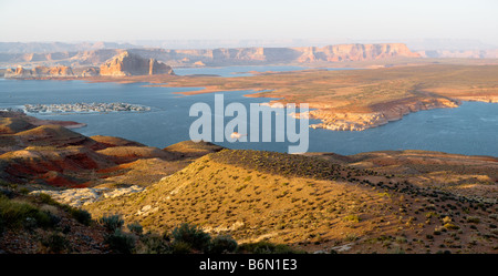 Nel tardo pomeriggio la luce sul Wahweap Marina, Lake Powell, Glen Canyon National Area ricreativa Foto Stock