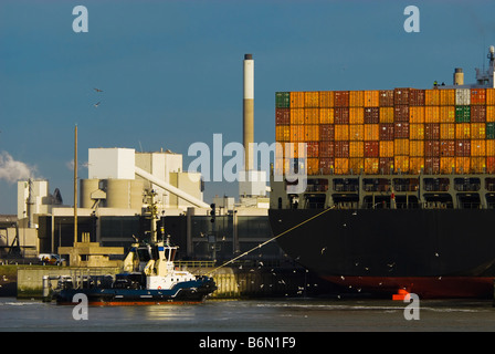 Contenitore enorme nave in porto Foto Stock