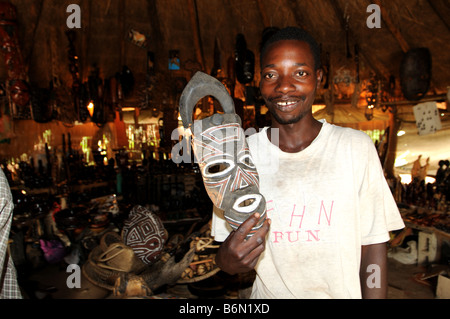 L'uomo nel centro culturale di stallo, Lusaka, Zambia Foto Stock