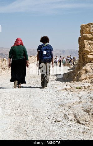 La guardia di sicurezza di Masada National Park a piedi con donna,Israele,Asia Foto Stock