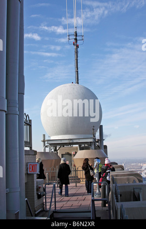 RADAR Doppler della parte superiore del globo di roccia Observation Deck 30 Rockefeller Center di New York City STATI UNITI D'AMERICA Foto Stock