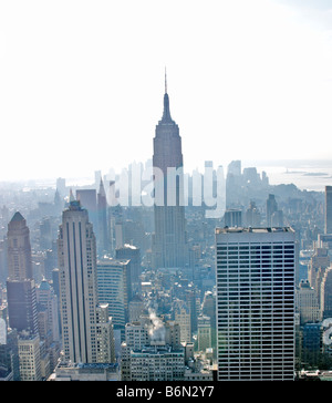 Empire State Building sul giorno nebuloso, guardando a sud dalla sommità della roccia Observation Deck, 30 Rockefeller Center di New York City Foto Stock