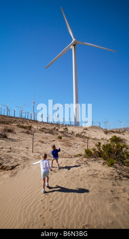 I bambini ad esplorare i generatori di vento vicino a Palm Springs, CA Foto Stock