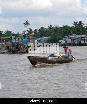 Uomo in sampan, Cai Be, il Delta del Mekong Foto Stock