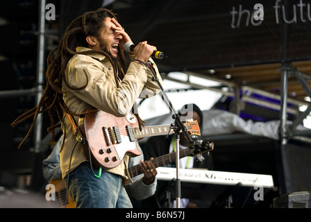 JULIAN MARLEY effettuando al Telus Mondo Sci e Snowboard Festival in Whistler, BC Foto Stock