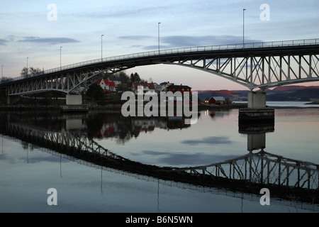 Ponte stradale riflessione al tramonto in Norvegia Foto Stock