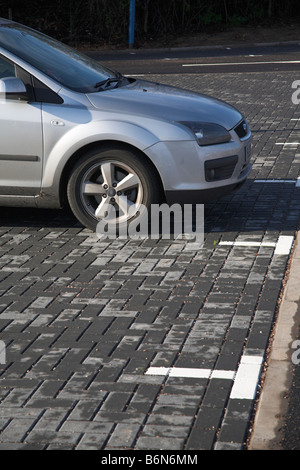 Permeabili attraverso lo scarico di drenaggio sostenibile sistema parco auto costruito utilizzando calcestruzzo blocco Charcon Paviors Foto Stock