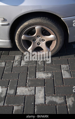 Permeabili attraverso lo scarico di drenaggio sostenibile sistema parco auto costruito utilizzando calcestruzzo blocco Charcon Paviors Foto Stock