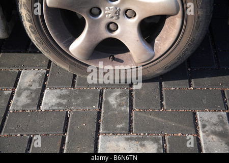 Permeabili attraverso lo scarico di drenaggio sostenibile sistema parco auto costruito utilizzando calcestruzzo blocco Charcon Paviors saponata Foto Stock