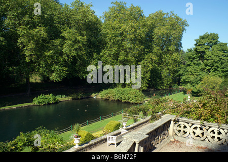 Il lago e i giardini del museo nazionale di storia amgueddfa werin cymru st fagans Cardiff Galles del Sud Foto Stock