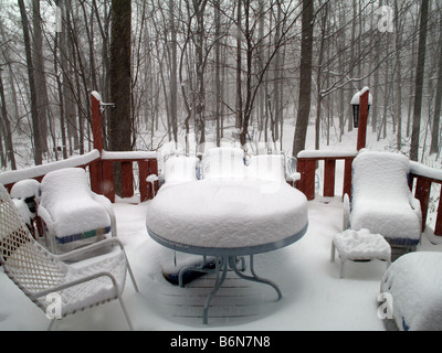 Neve accumulata sul patio mobili in Upstate NY inverno. Foto Stock