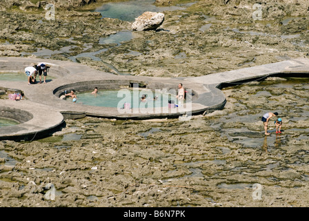 Taiwan, le persone che si godono la verde isola Jhaorih Saltwater Hot Springs Foto Stock