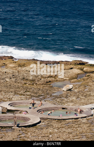 Taiwan, le persone che si godono la verde isola Jhaorih Saltwater Hot Springs Foto Stock