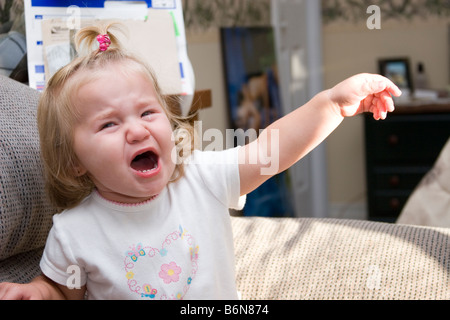 Da 1 a 2 anno di età ragazza toddler sconvolto e pianto avente tantrum Foto Stock